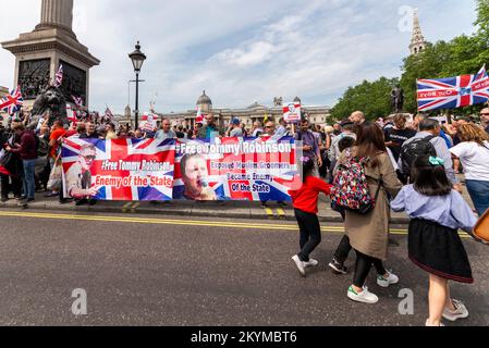 Anhänger von Tommy Robinson, wie die EDL, protestierten in London und demonstrierten für seine Freilassung nach der Festnahme. Junge Familienbanner. Kinder Stockfoto