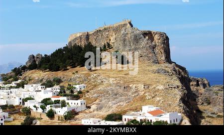 Rhodos, Griechenland 7. Mai 2012: Alte Stadtfestung auf einer Klippe und moderne Häuser in der Nähe Stockfoto