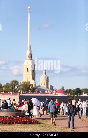 St. Petersburg, Russland-circa Aug. 2022: Spieß der Wassiljewski-Insel und Peter-und-Paul-Festung befinden sich im Zentrum der Stadt. Sommer-Touristensaison Stockfoto