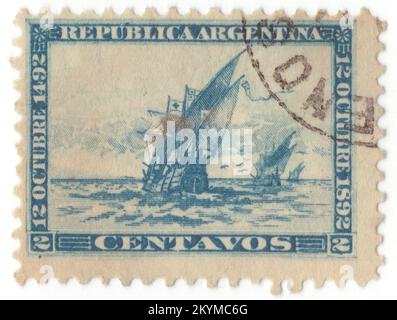 ARGENTINIEN - 1892. Oktober 12: 2 hellblaue Briefmarke von Centavos mit der Flotte von Christoph Columbus – „Santa Maria“, „Nina“ und „Pinta“. Entdeckung Amerikas, 400. Jahre. Spanien sponserte 1492 eine große Entdeckungsreise unter der Leitung des italienischen Forschers Christoph Kolumbus; sie führte schnell zu einer umfassenden europäischen Kolonisierung des amerikanischen Kontinents Stockfoto