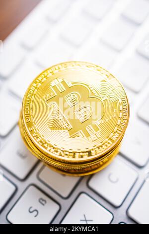 Kryptowährung. Bitcoin virtuelles Geld. Goldmünzen auf der Computertastatur. Stockfoto