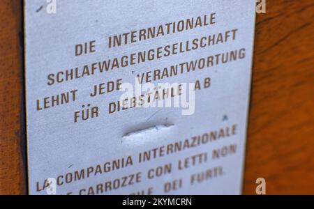 01. Dezember 2022, Mecklenburg-Vorpommern, Gadebusch: An der Tür zu einem der Abteile des Schlafwagens aus dem Jahr 1941 des legendären Orient Express befindet sich ein Hinweis der Sleeping Car Company. Der Wagen steht jetzt auf der Museumsspur neben dem historischen Bahnhof. Der 54-Tonnen-Wagen wurde einst zwischen Paris und Istanbul eingesetzt und wurde nachts von zwei auf Lkw montierten Kränen von der Deutschen Bahn in das Museumsviertel gehoben. Foto: Jens Büttner/dpa Stockfoto