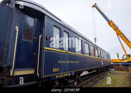 01. Dezember 2022, Mecklenburg-Vorpommern, Gadebusch: Der Schlafwagen des legendären Orient Express aus dem Jahr 1941 steht auf der Museumsstrecke neben dem historischen Bahnhof. Der 54-Tonnen-Wagen wurde einst zwischen Paris und Istanbul von zwei auf Lkw montierten Kränen in der Nacht von der Deutschen Bahn in das Museumsviertel gehoben. Foto: Jens Büttner/dpa Stockfoto