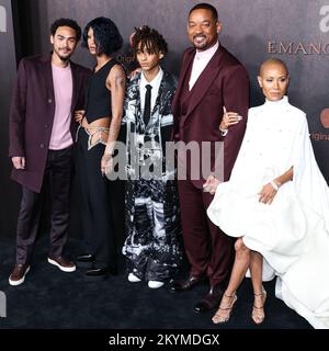 WESTWOOD, LOS ANGELES, KALIFORNIEN, USA - NOVEMBER 30: Trey Smith, Willow Smith, Jaden Smith, will Smith und Jada Pinkett Smith treffen am 30. November 2022 im Regency Village Theatre in Westwood, Los Angeles, Kalifornien, USA auf der Premiere von Apple Original Films ein. (Foto von Xavier Collin/Image Press Agency) Stockfoto