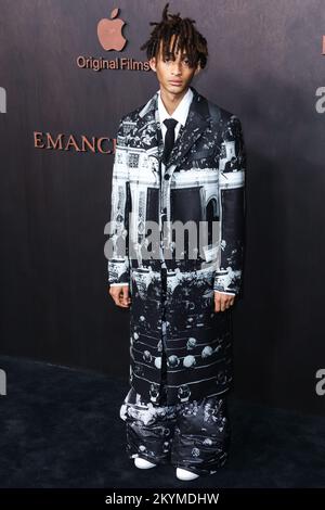 WESTWOOD, LOS ANGELES, KALIFORNIEN, USA - NOVEMBER 30: Amerikanischer Rapper, Sänger und Schauspieler Jaden Smith trifft am 30. November 2022 auf der Los Angeles Premiere von Apple Original Films' „Emancipation“ im Regency Village Theatre in Westwood, Los Angeles, Kalifornien, USA ein. (Foto von Xavier Collin/Image Press Agency) Stockfoto