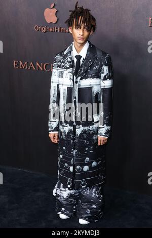 WESTWOOD, LOS ANGELES, KALIFORNIEN, USA - NOVEMBER 30: Amerikanischer Rapper, Sänger und Schauspieler Jaden Smith trifft am 30. November 2022 auf der Los Angeles Premiere von Apple Original Films' „Emancipation“ im Regency Village Theatre in Westwood, Los Angeles, Kalifornien, USA ein. (Foto von Xavier Collin/Image Press Agency) Stockfoto