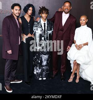 WESTWOOD, LOS ANGELES, KALIFORNIEN, USA - NOVEMBER 30: Trey Smith, Willow Smith, Jaden Smith, will Smith und Jada Pinkett Smith treffen am 30. November 2022 im Regency Village Theatre in Westwood, Los Angeles, Kalifornien, USA auf der Premiere von Apple Original Films ein. (Foto von Xavier Collin/Image Press Agency) Stockfoto