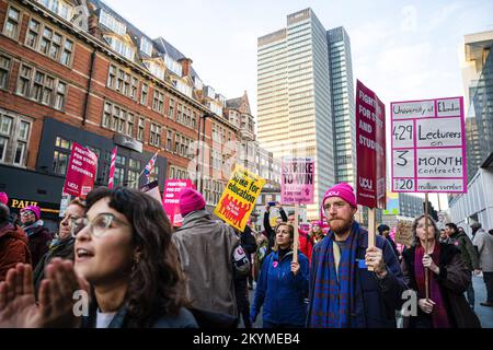 London, Großbritannien. 30.. November 2022. Demonstranten marschieren während der Kundgebung von Kings Cross zur Birkbeck Universität. Tausende von Menschen versammeln sich vor der King's Cross Station, um den größten von der University and College Union (UCU) organisierten Walk-out zu unterstützen, um eine sinnvolle Bezahlung zu fordern, schlechte Arbeitsbedingungen zu verbessern und Rentenkürzungen vorzunehmen. Kredit: SOPA Images Limited/Alamy Live News Stockfoto