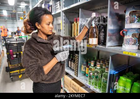 Das Bild vom 2022. November zeigt das einzige Versandzentrum von Amazon in Großbritannien, das Alkohol in Rugby, Warwickshire, behandelt. Das Personal arbeitet im Klo Stockfoto