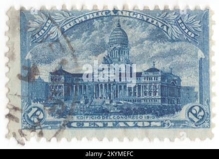 ARGENTINIEN - 1910 1. Mai: 12 Centavos hellblaue Briefmarke mit Darstellung des Kongressgebäudes. Zum 100. Geburtstag der republik. Mit Der Aufschrift ‚1810 1910‘. Der Palast des argentinischen Nationalkongresses ist ein monumentales Gebäude, Sitz des argentinischen Nationalkongresses, das sich in der Stadt Buenos Aires befindet. Es liegt im Barrio von Balvanera an seiner Grenze zu Monserrat, einem Gebiet, das informell als Congreso-Viertel bekannt ist. Der zwischen 1898 und 1906 erbaute Palast ist ein nationales historisches Wahrzeichen Stockfoto