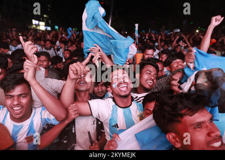 Dhaka, Bangladesch. 1.. Dezember 2022. Fußballfans reagieren auf das Fußballspiel der Katar-Weltmeisterschaft 2022 zwischen Argentinien und Polen auf einem großen Bildschirm auf dem Campus der Dhaka University in Dhaka, Bangladesch. (Kreditbild: © Suvra Kanti das/ZUMA Press Wire) Stockfoto