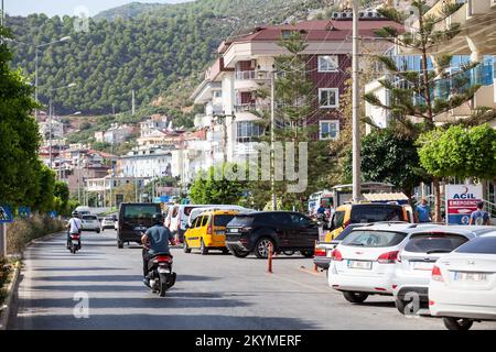 Alanya, Türkei-circa Okt. 2020: Verkehr ist auf der Straße der Stadt Alanya, Türkei. Stockfoto