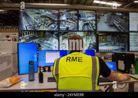 Das Bild vom 2022. November zeigt das einzige Versandzentrum von Amazon in Großbritannien, das Alkohol in Rugby, Warwickshire, behandelt. Das Personal arbeitet im Klo Stockfoto