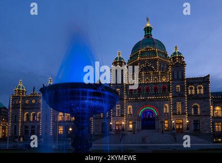 Die Parlamentsgebäude von British Columbia in Victoria, die in der Dämmerung mit Weihnachtslichtern zu sehen sind. Stockfoto