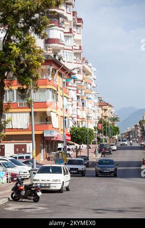 Alanya, Türkei-circa Okt. 2020: Der zentrale Teil der Stadt Alanya mit modernen Wohngebäuden und Straßen. Truthahn Stockfoto