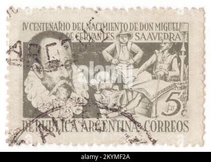 ARGENTINIEN - 1947 Uhr: 5 olivgrüner Briefmarken mit Porträt von Cervantes und Figuren von Don Quijote. Miguel de Cervantes Saavedra, Dramatiker und Dichter, zum 400.. Geburtstag. Miguel de Cervantes Saavedra war ein früher, moderner spanischer Schriftsteller, der weithin als der größte Schriftsteller der spanischen Sprache und einer der weltweit führenden Schriftsteller gilt. Er ist am besten bekannt für seinen Roman Don Quijote, ein Werk, das oft sowohl als erster moderner Roman als auch als einer der Grundpfeiler der Weltliteratur bezeichnet wird Stockfoto