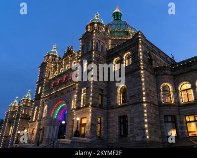 Die Parlamentsgebäude von British Columbia in Victoria, die in der Dämmerung mit Weihnachtslichtern zu sehen sind. Stockfoto