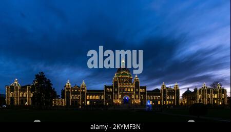 Die Parlamentsgebäude von British Columbia in Victoria, die in der Dämmerung mit Weihnachtslichtern zu sehen sind. Stockfoto