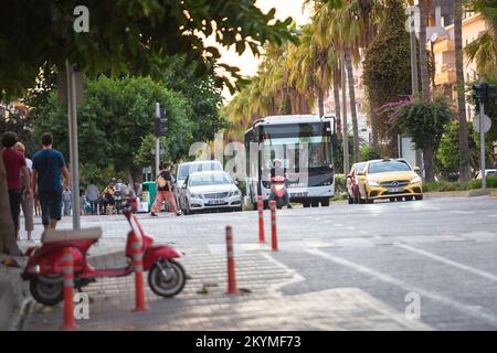 Alanya, Türkei-circa Okt. 2020: Öffentliche Verkehrsmittel befinden sich auf den Straßen von Alanya. Urbane Kreuzung Stockfoto