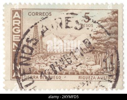 ARGENTINIEN - 1959: Graubraune Briefmarke mit 5 Pesos, die Tierra del Fuego („Land des Feuers“), offiziell die Provinz Tierra del Fuego, die Antarktis und die südatlantischen Inseln, darstellt, ist die südlichste, kleinste und am wenigsten bevölkerte argentinische Provinz. Das Territorium der derzeitigen Provinz war seit über 12.000 Jahren von indigenen Bevölkerungsgruppen bewohnt, seit sie südlich des Festlands abgewandert sind. Sie wurde erstmals 1520 von einem Europäer entdeckt, als Ferdinand Magellan sie sah Stockfoto