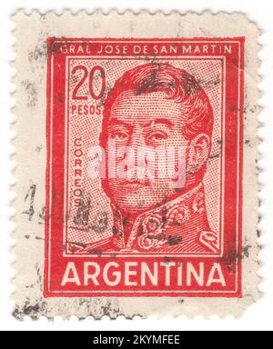 ARGENTINIEN - 1967: Rote Briefmarke mit 20 Pesos für das Porträt von José de San Martín (Jose Francisco de San Martín y Matorras), bekannt als der Liberator von Argentinien, Chile und Peru. Argentinischer General und der Hauptführer des südlichen und zentralen Teils des erfolgreichen Kampfes Südamerikas für die Unabhängigkeit vom Spanischen Reich, der als Beschützer von Peru diente. Geboren in Yapeyú, Corrientes, im modernen Argentinien, verließ er im frühen Alter von sieben Jahren das Vizekanzler der Río de la Plata, um in Málaga, Spanien, zu studieren Stockfoto