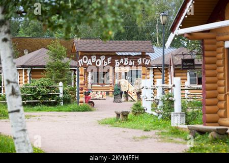 St. Petersburg, Russland-circa Aug. 2021: Bauernhof Baba Yaga im russischen Dorf Shuvalovka, St. Petersburg Autobahn, Peterhof Stadt Stockfoto