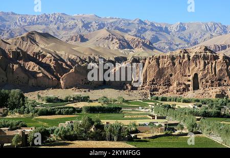 Bamyan (Bamiyan) in Zentralafghanistan. Blick über das Bamyan (Bamiyan) Tal mit der kleinen Buddha-Nische in der Klippe. Stockfoto