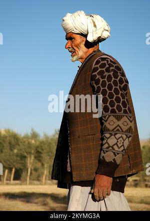 Bamyan (Bamiyan) / Zentralafghanistan: Ein traditioneller Bauer arbeitet an einem heißen, sonnigen Tag in Bamyan auf einem Bauernhof. Stockfoto