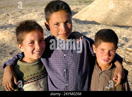 Bamyan (Bamiyan) / Zentralafghanistan: Drei junge Jungen auf einem Bauernhof in Bamyan Stockfoto