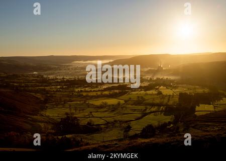 Sonnenaufgang über Castleton im Peak District National Park. Stockfoto