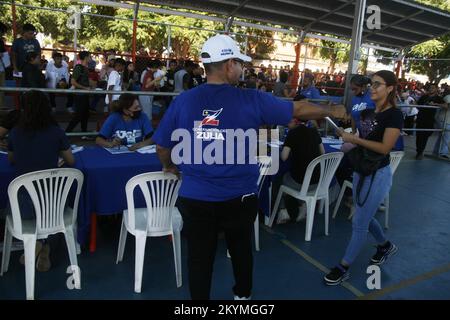 Junge Venezolaner nahmen am Mittwoch, den 30. November 2022, an der Registrierung des "Census of the Jel Scholarship Program" in San Francisco, Venezuela, Teil. Der Bürgermeister der südlichen Gemeinde, Gustavo Fernández Méndez, beaufsichtigte persönlich die Registrierung von Bewerbern für ein privates Hochschulstudium. Öffentliche Universitäten und mit der Modalität des Online-Systems dank der Neuauflage des Programms, das vom Gouverneur des Bundesstaates Zulia Manuel Rosales Guerrero für das Programm "Jesús Enrique Lossada Stipendien" durchgeführt wurde. Diese Initiative, Absolventen und Menschen von 16 bis Stockfoto