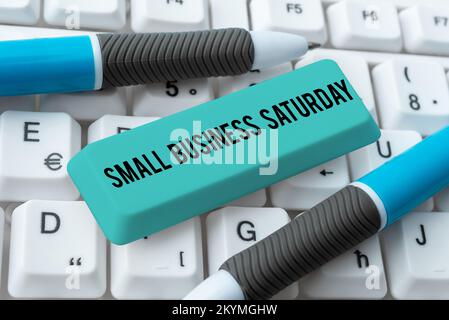 Inspiration mit Schild Small Business Saturday. Ein Wort über den amerikanischen Einkaufsurlaub am Samstag Stockfoto