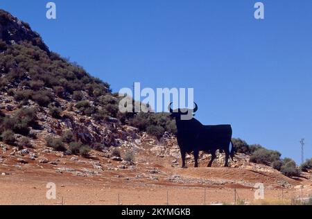 SILUETA DEL TORO DE OSBORNE TIPICA DEL PAISAJE ESPAÑOL. Stockfoto