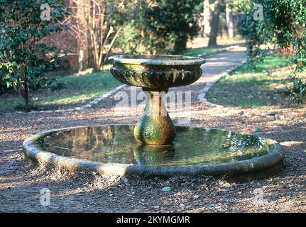 FUENTE SITUADA EN LOS JARDINES DEL CAMPO DEL MORO. LAGE: PALACIO REAL-JARDINES. MADRID. SPANIEN. Stockfoto