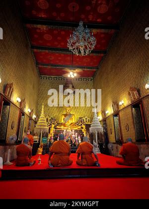 Buddhistische Mönche feiern den Makha-Bucha-Tag im Tempel Stockfoto