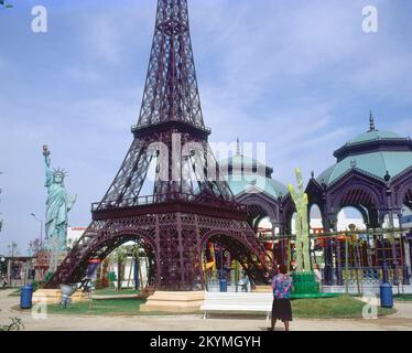 REPLICA DE LA TORRE EIFFEL Y DE LA ESTATUA DE LA LIBERTAD - FOTO AÑOS 00. Standort: EXPO-92. Sevilla. Sevilla. SPANIEN. Stockfoto