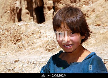 Bamyan (Bamiyan) / Zentralafghanistan: Dieses Mädchen lebt in Höhlen in Bamyan Stockfoto