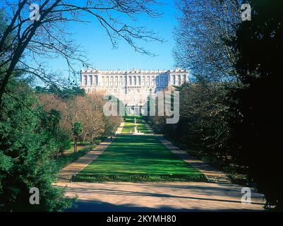 JARDINES DEL CAMPO DEL MORO - AL FONDO LA FACHADA OCCIDENTAL DEL PALACIO. LAGE: PALACIO REAL-JARDINES. MADRID. SPANIEN. Stockfoto