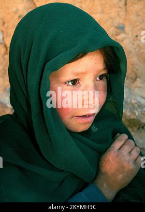 Bamyan (Bamiyan) / Zentralafghanistan: Dieses Mädchen lebt in Höhlen in Bamyan Stockfoto