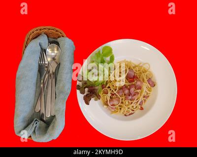 Isolierte, gebratene Spaghetti im thailändischen Stil mit getrocknetem Chili und knusprigem Speck Stockfoto