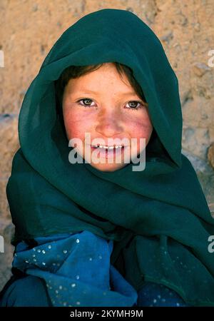 Bamyan (Bamiyan) / Zentralafghanistan: Dieses Mädchen lebt in Höhlen in Bamyan Stockfoto