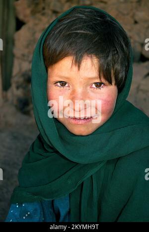 Bamyan (Bamiyan) / Zentralafghanistan: Dieses Mädchen lebt in Höhlen in Bamyan Stockfoto