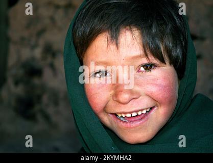 Bamyan (Bamiyan) / Zentralafghanistan: Dieses Mädchen lebt in Höhlen in Bamyan Stockfoto