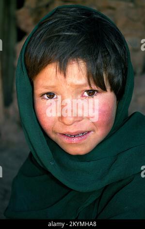 Bamyan (Bamiyan) / Zentralafghanistan: Dieses Mädchen lebt in Höhlen in Bamyan Stockfoto