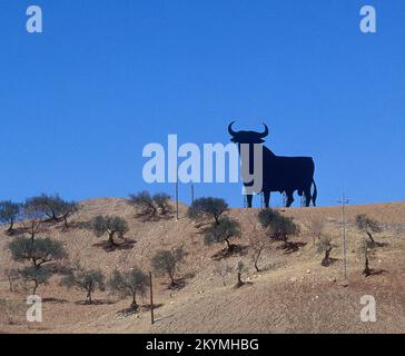 SILUETA DEL TORO DE OSBORNE TIPICA DEL PAISAJE ESPAÑOL. Stockfoto