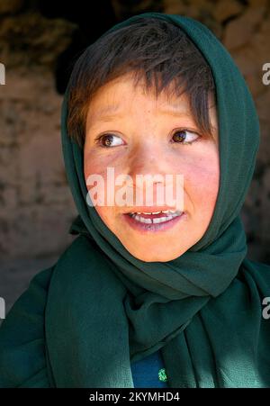 Bamyan (Bamiyan) / Zentralafghanistan: Dieses Mädchen lebt in Höhlen in Bamyan Stockfoto