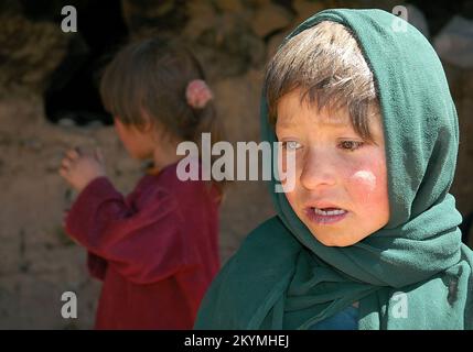 Bamyan (Bamiyan) / Zentralafghanistan: Diese Mädchen leben in Höhlen in Bamyan Stockfoto