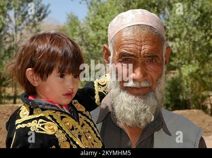 Bamyan (Bamiyan) / Zentralafghanistan: Ein alter afghanischer Mann mit einem kleinen Kind in Bamyan Stockfoto