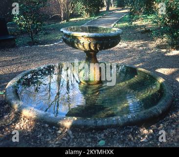 FUENTE SITUADA EN LOS JARDINES DEL CAMPO DEL MORO. LAGE: PALACIO REAL-JARDINES. MADRID. SPANIEN. Stockfoto