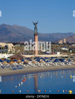 TUMBONAS EN LA PLAYA JUNTO A AL ESCULTURA 'LA VICTORIA' HOMENAJE DE MOSCU A MARBELLA. Autor: ZERETELI SURAB. Lage: PUERTO BANUS. MARBELLA. Malaga. SPANIEN. Stockfoto